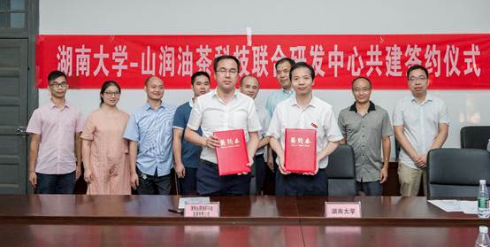 一群人站在一起描述已自動生成